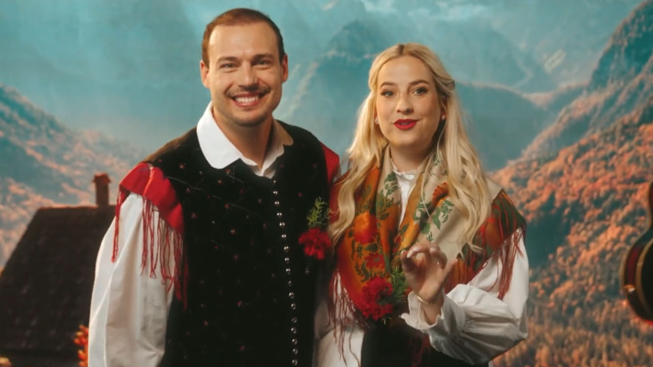 Voditelja Dejan Vunjak in Lucija Vrankar med ogledom studia oddaje Pa brez zamere