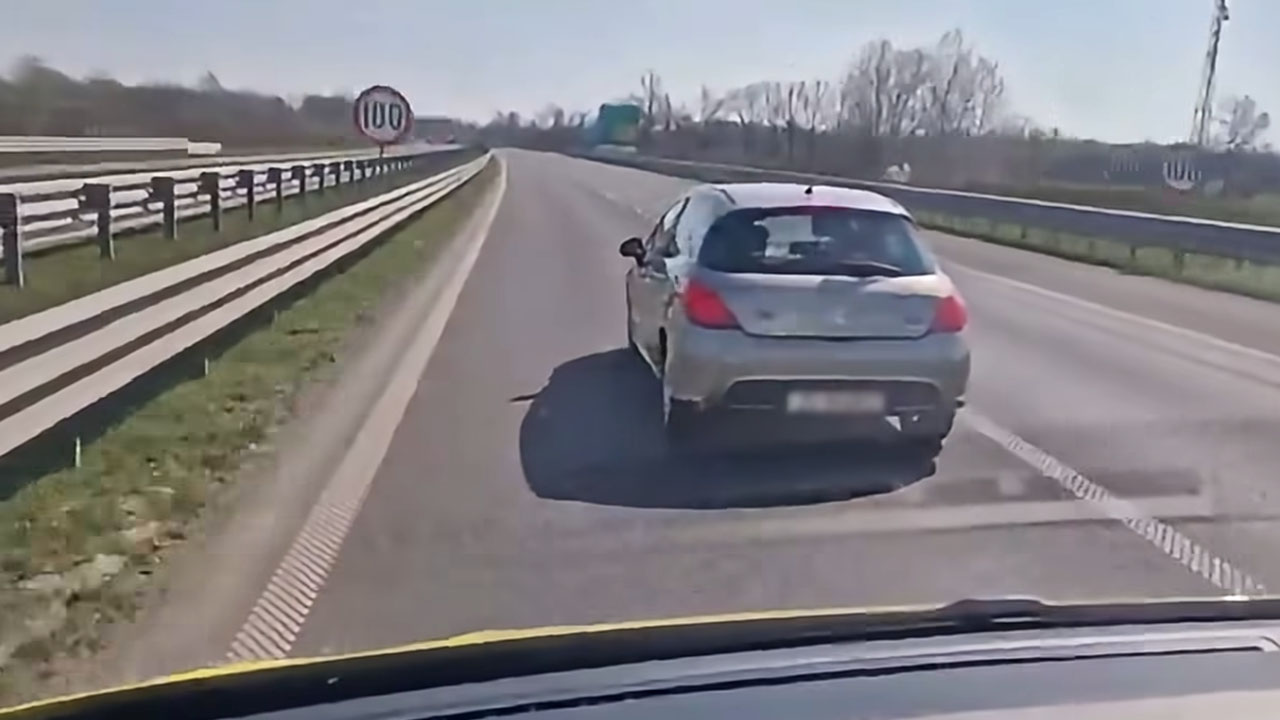 Voznik osebnega vozila se ni umaknil reševalnemu vozilu na nujni vožnji