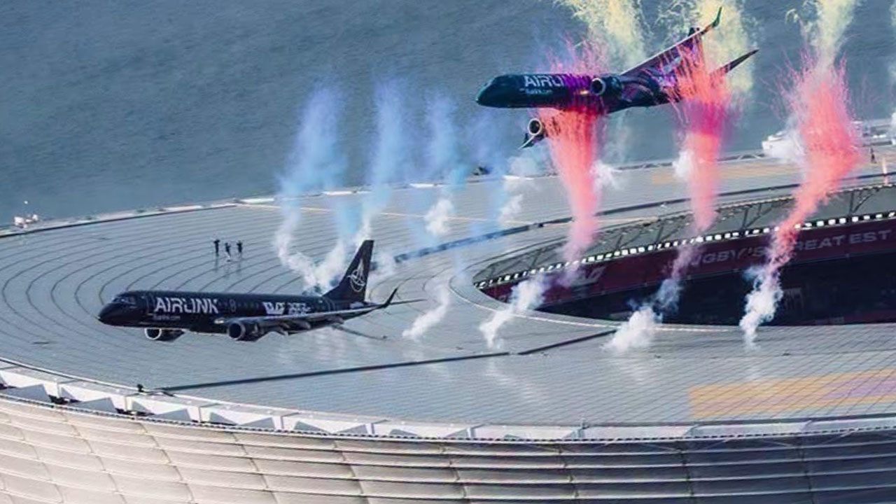 Dve potniški letali poleteli nizko nad stadionom v Cape Townu