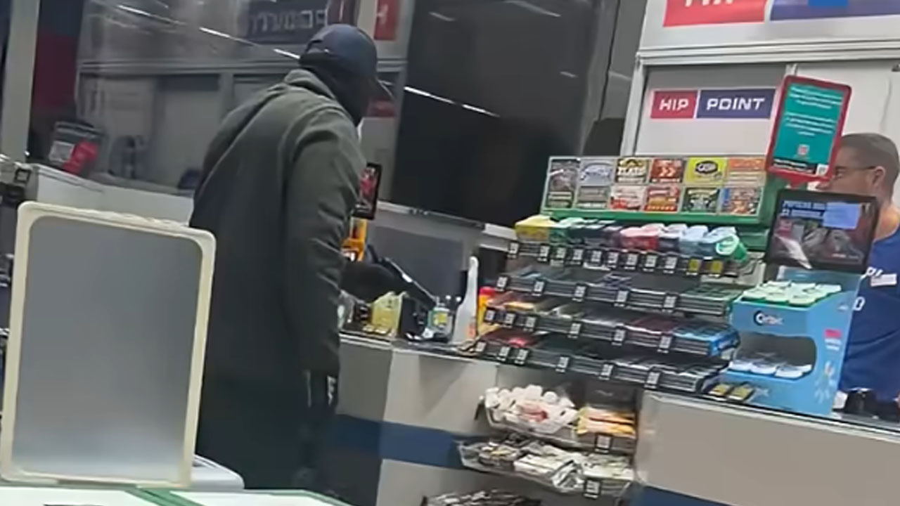 Posnetek oboroženega ropa v Ljubljani, stranka dogajanje posnela z mobilnim telefonom