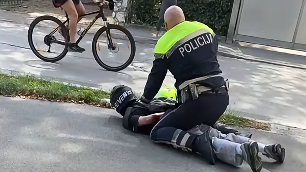 Policist obvladal motorista v Kamniku, ki je vozil kros motor