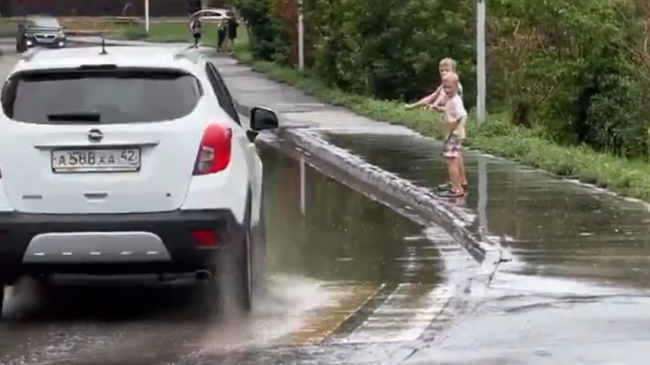 Otroka ob luži prosila voznike, naj ju poškropijo z vodo