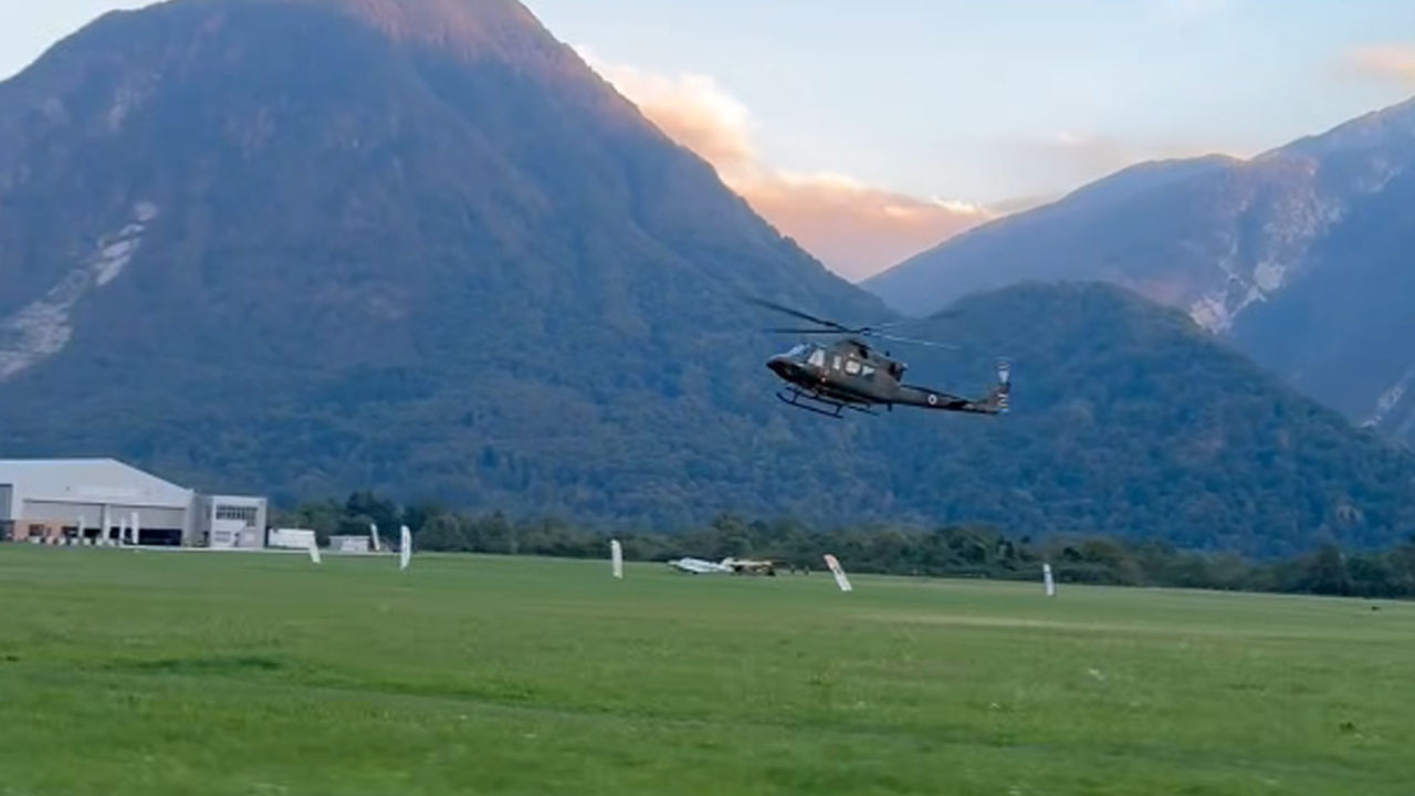 Pristanek helikopterja SV po nesreči jadralnega padalca pri Bovcu