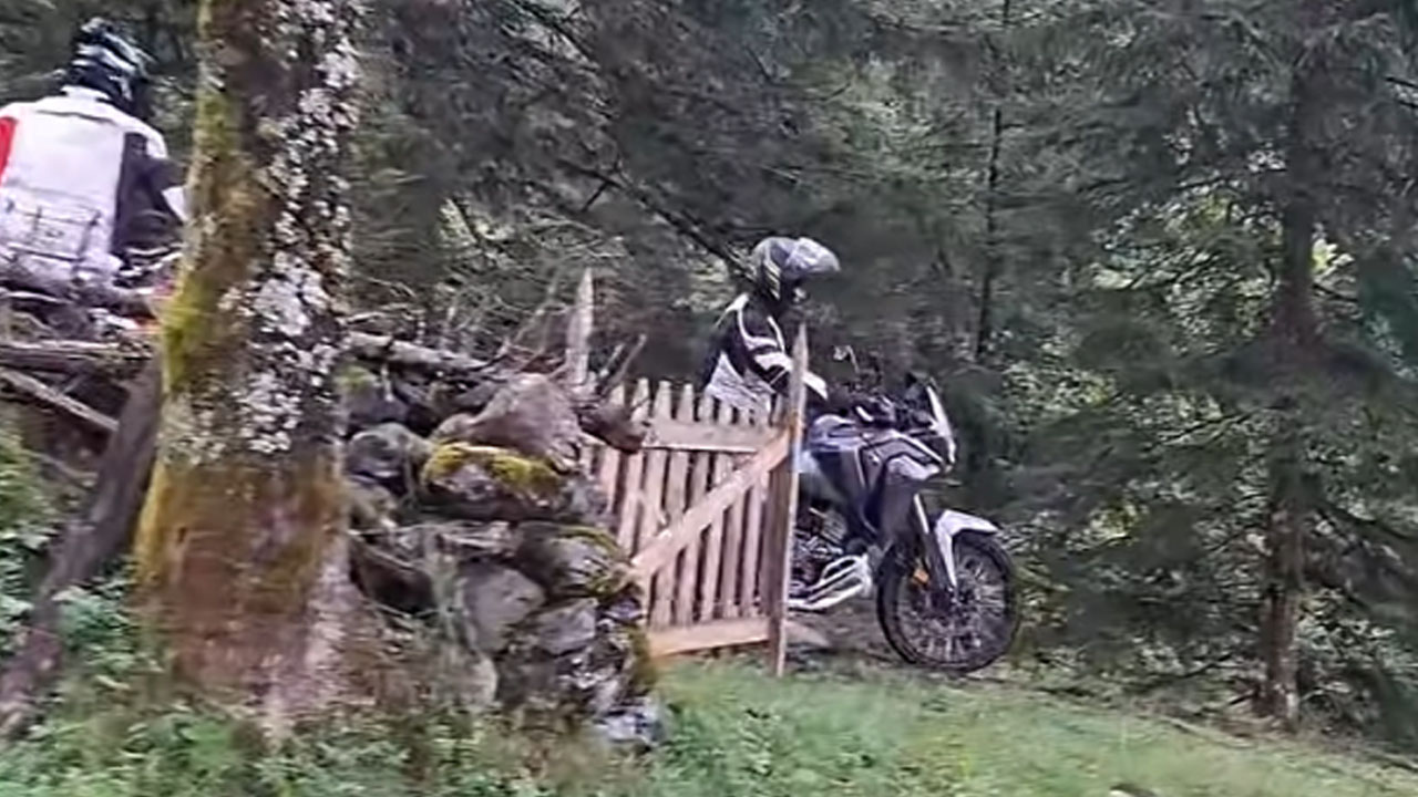 Domačin v TNP opozoril motorista iz Poljske, da je vožnja z motorjem tam prepovedana