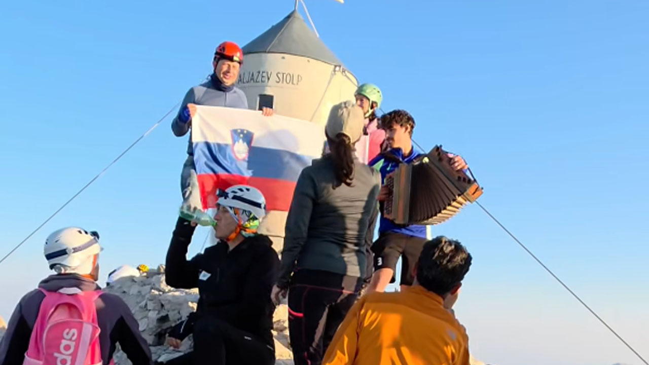 Na vrhu Triglava zadonela harmonika, planinci zapeli V dolini tihi