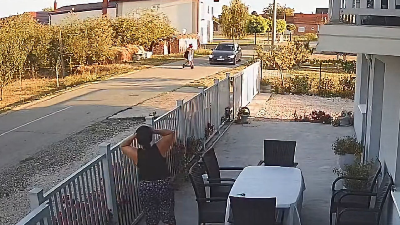 Otroka na električnem skiroju zapeljala pred avtomobil