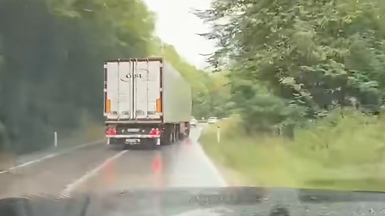 Nevarna vožnja tovornjaka na cesti Kladanj–Stupari v BiH