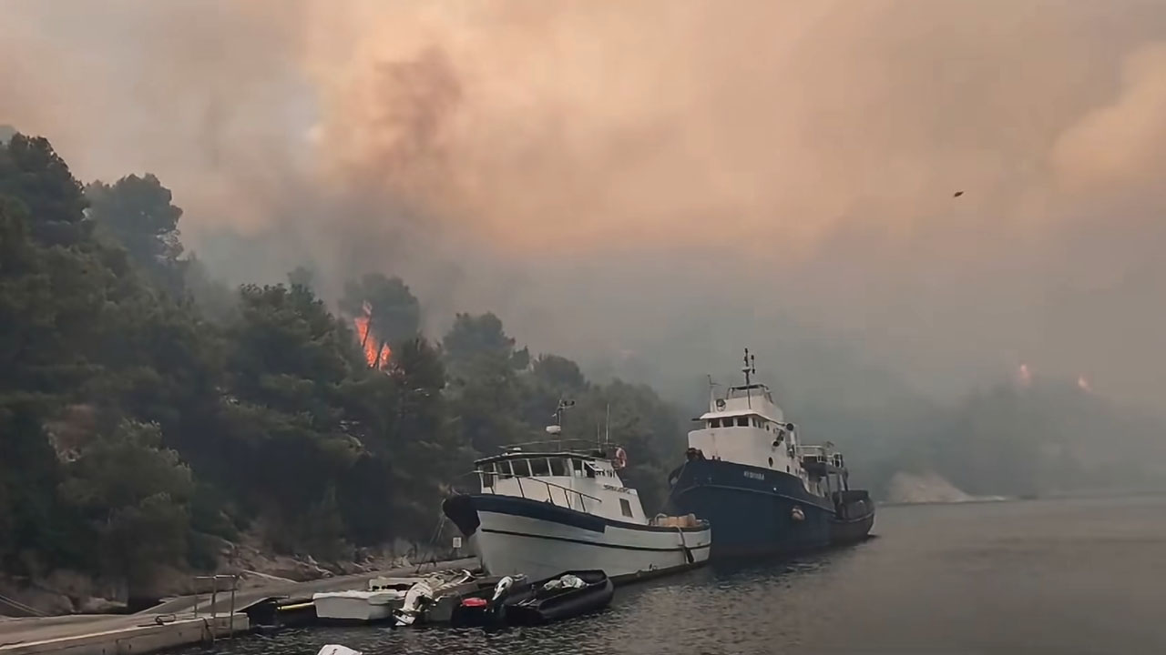 Gozdni požar na hrvaškem otoku Brač
