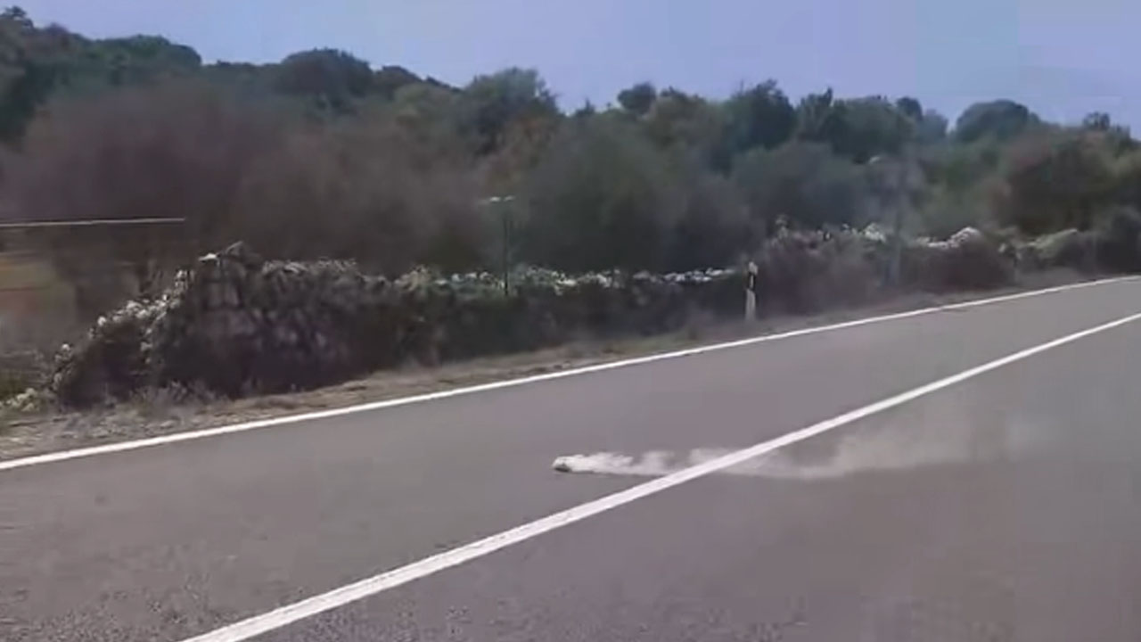 Domnevno namerno zažiganje papirja na cesti pri Krčini na otoku Cres