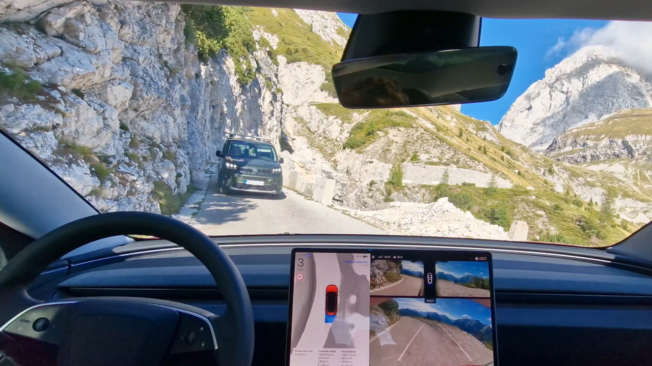 Tesla na avtopilotu na cesti proti Mangartu