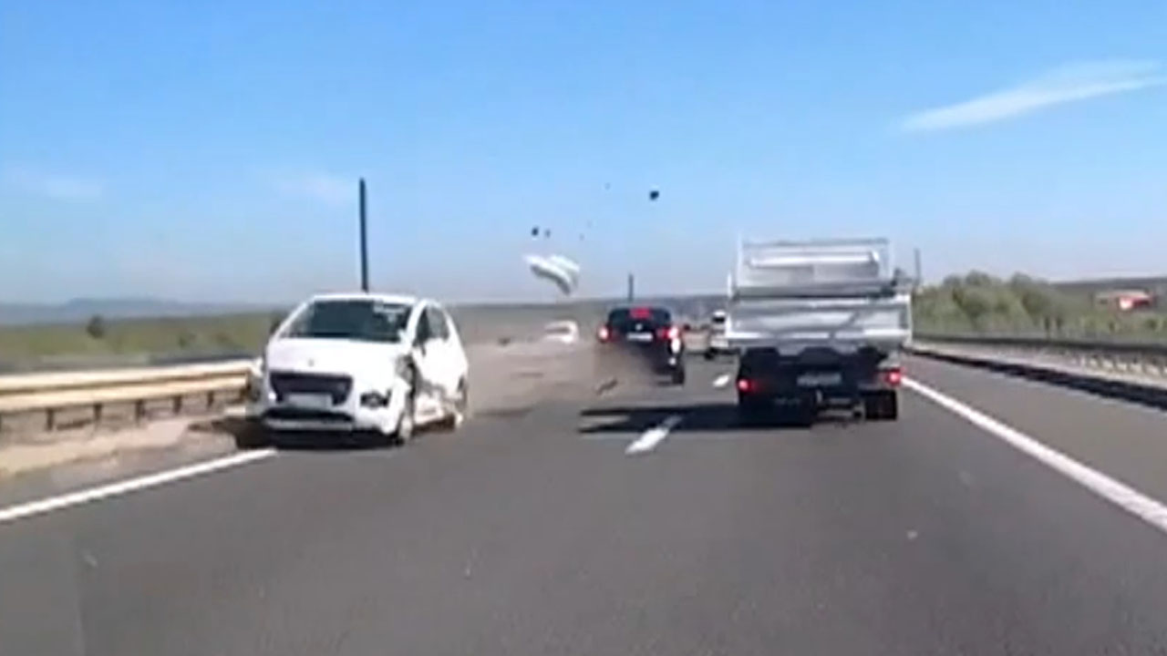 Voznik na avtocesti A3 drvel v napačno smer, nato trčil v vozilo