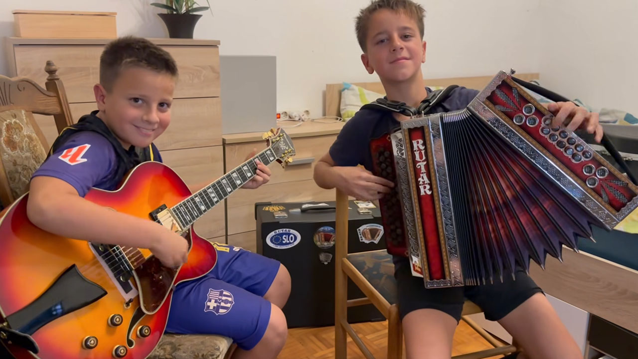 10-letni harmonikar Leon Strašek zaigral z bratom Luko