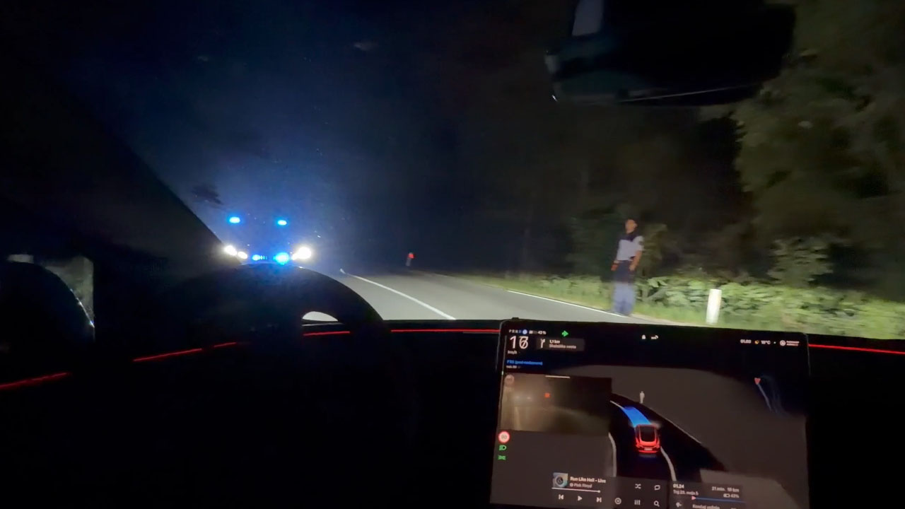 Tesla na slovenski cesti pri Grgarju upoštevala znake policista