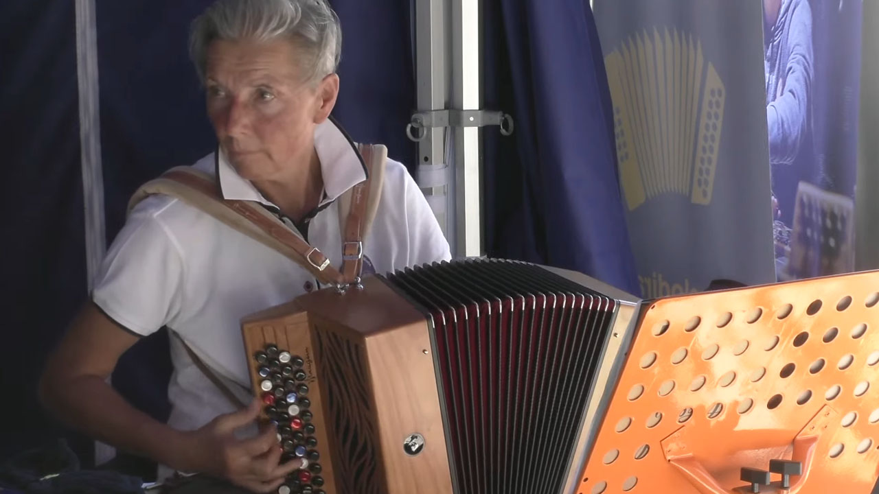 Christelle De Franceschi blizu temu, da podre Guinnessov rekord v najdaljšem igranju harmonike