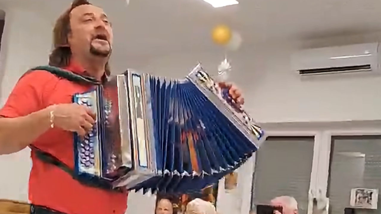 Silvo Pliberšek s harmoniko nastopil na praznovanju 70. rojstnega dne