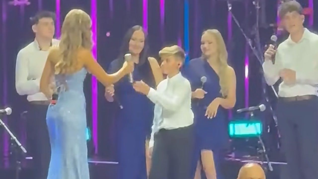 12-letni Maj na Noči Modrijanov zapel pesem Spomin na pevca še živi