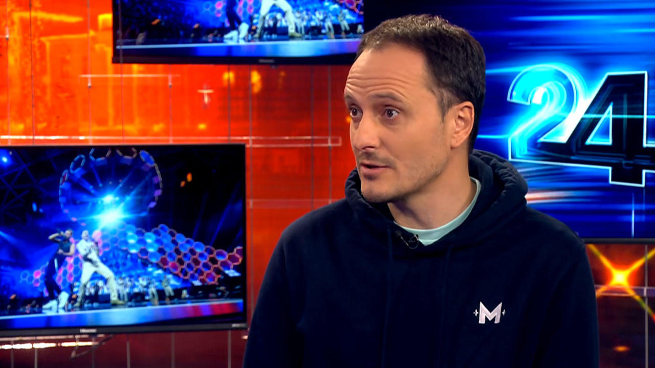 Blaž Švab v studiu oddaje 24UR Zvečer z voditeljem Urošem Slakom