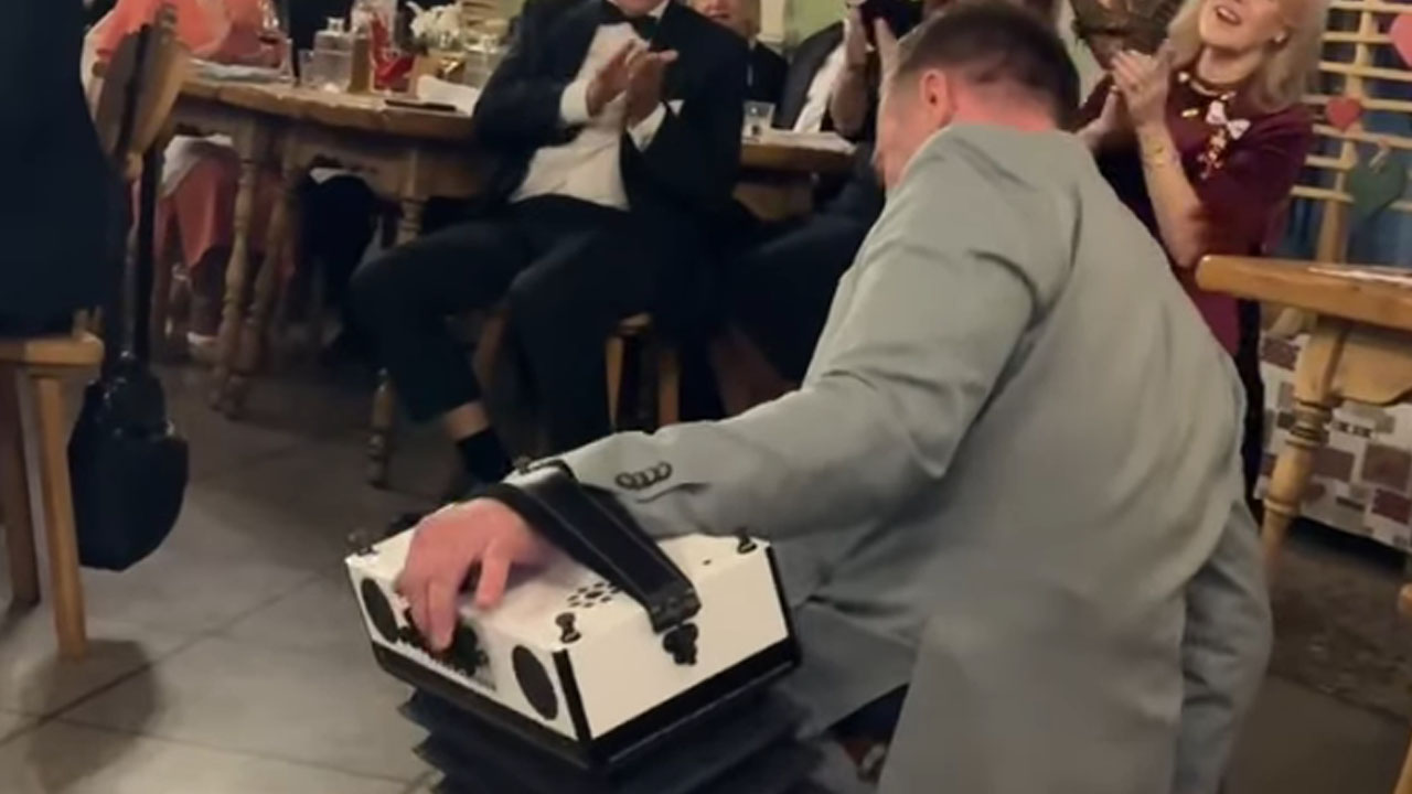 Robert Goter sedel na harmoniki in z igranjem zabaval goste