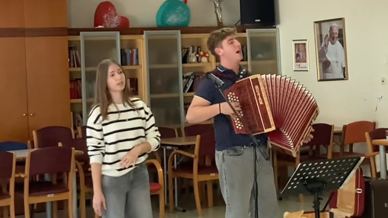 Brat in sestra nastopila v Domu starejših občanov Ljutomer in ganila starejše