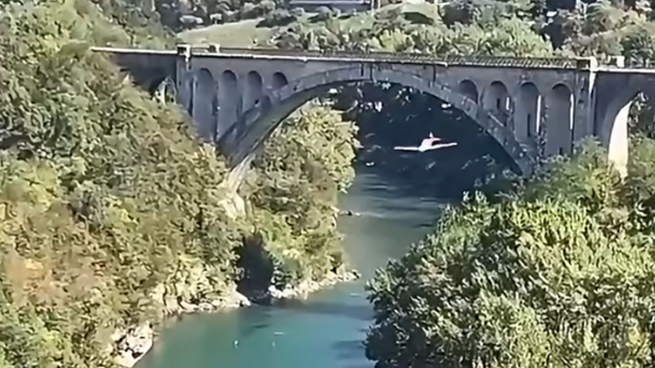 Slovenski pilot Benjamin Ličer s preletom pod Solkanskim mostom