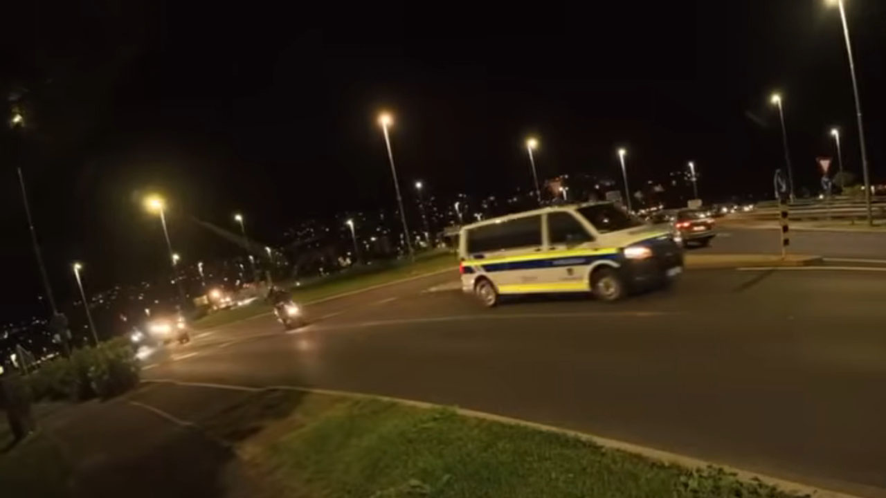 Mladostniki v Kopru z gasilnim aparatom nad policiste
