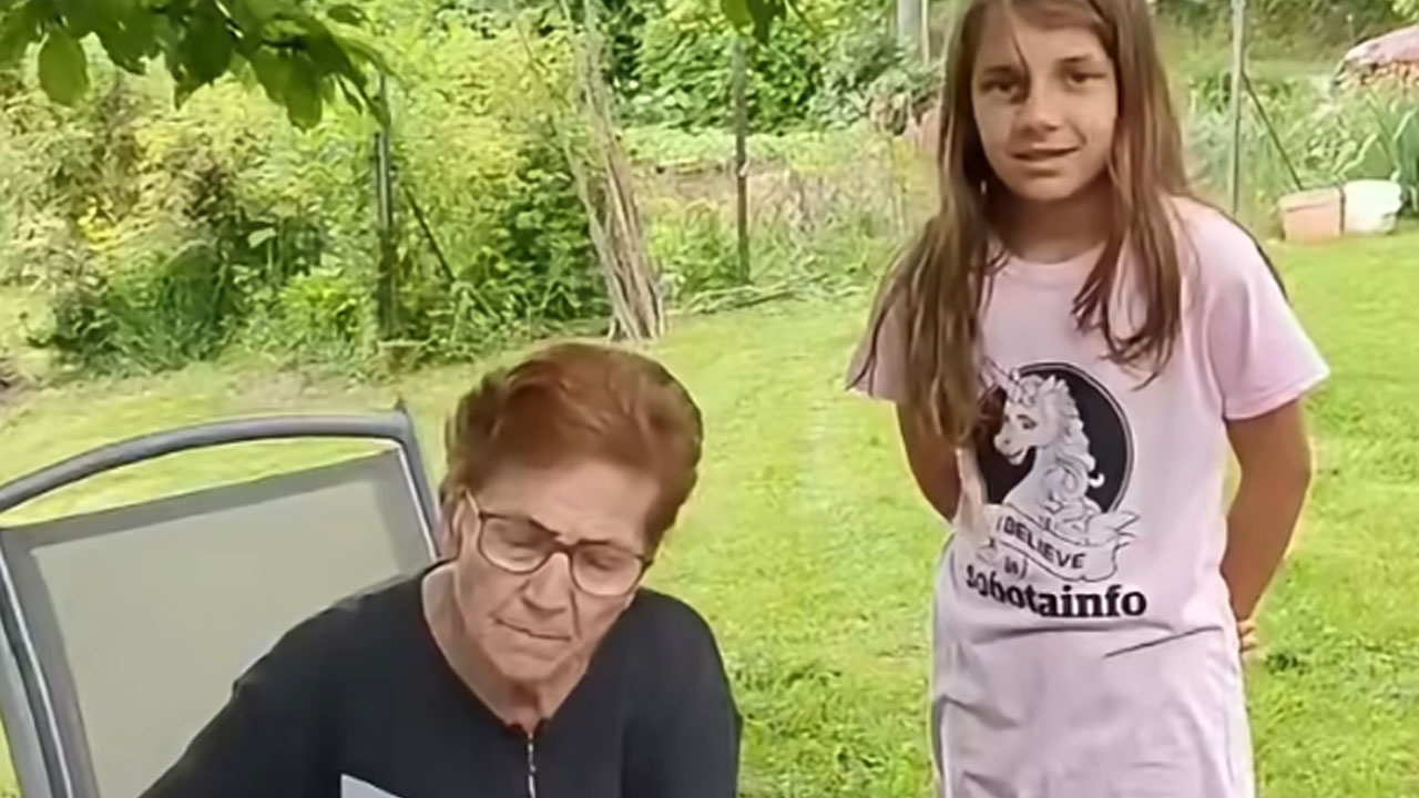 Vnukinja na pogovor z razredničarko poslala babico