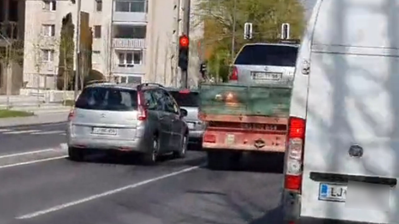 Passat natovorjen na traktorski prikolici sredi Ljubljane