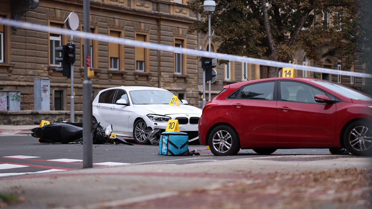 26-letni motorist izgubil življenje po trčenju v centru Maribora