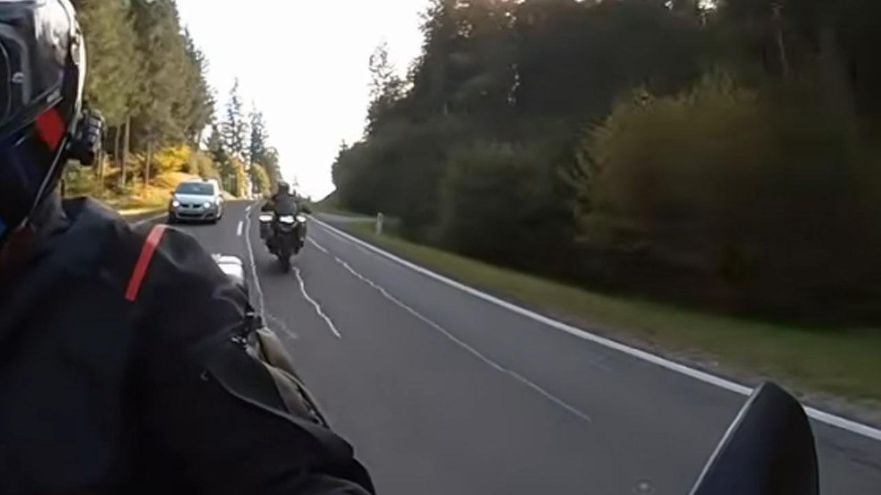 Italijanski motorist med vožnjo, preden je prijatelj zapeljal s ceste