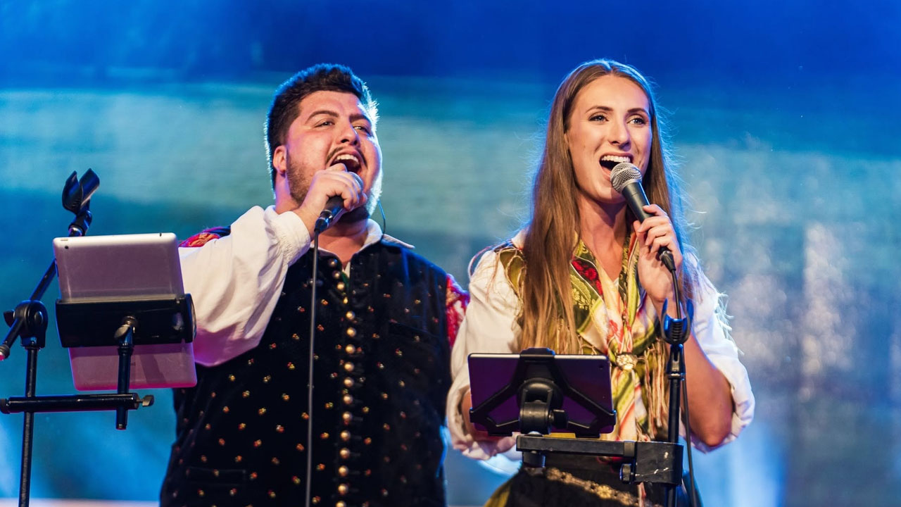 Luka Sešek in Lucija Selak med koncertom Ansambla Saša Avsenika