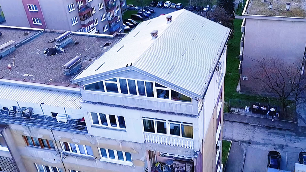Hiša na strehi stanovanjskega bloka v Jaliji v bosanski Zenici