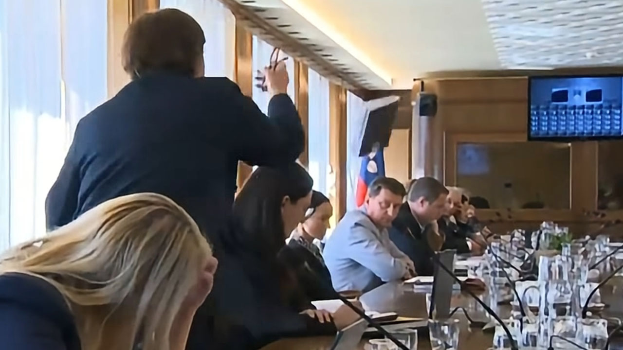 Na nujni seji DZ po zraku letel priročnik