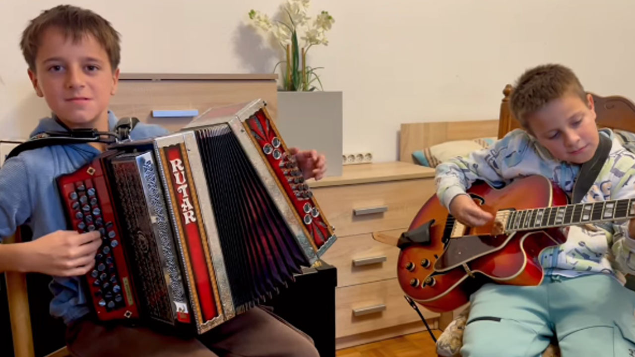 Brata Leon in Luka na harmonik in kitari ob skladbi Znana polka