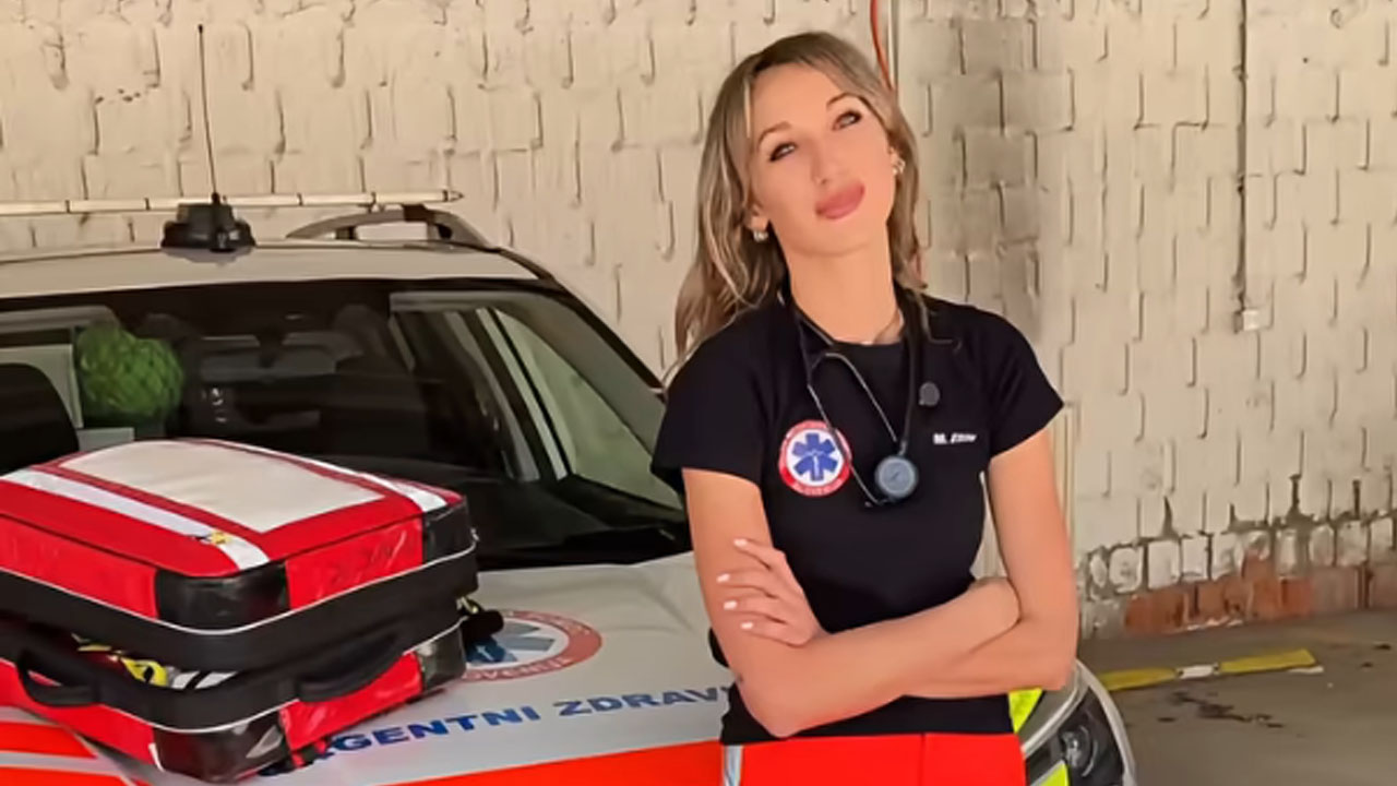 Urgentna zdravnica Maruša Esih, dr.med. pred urgentnim vozilom