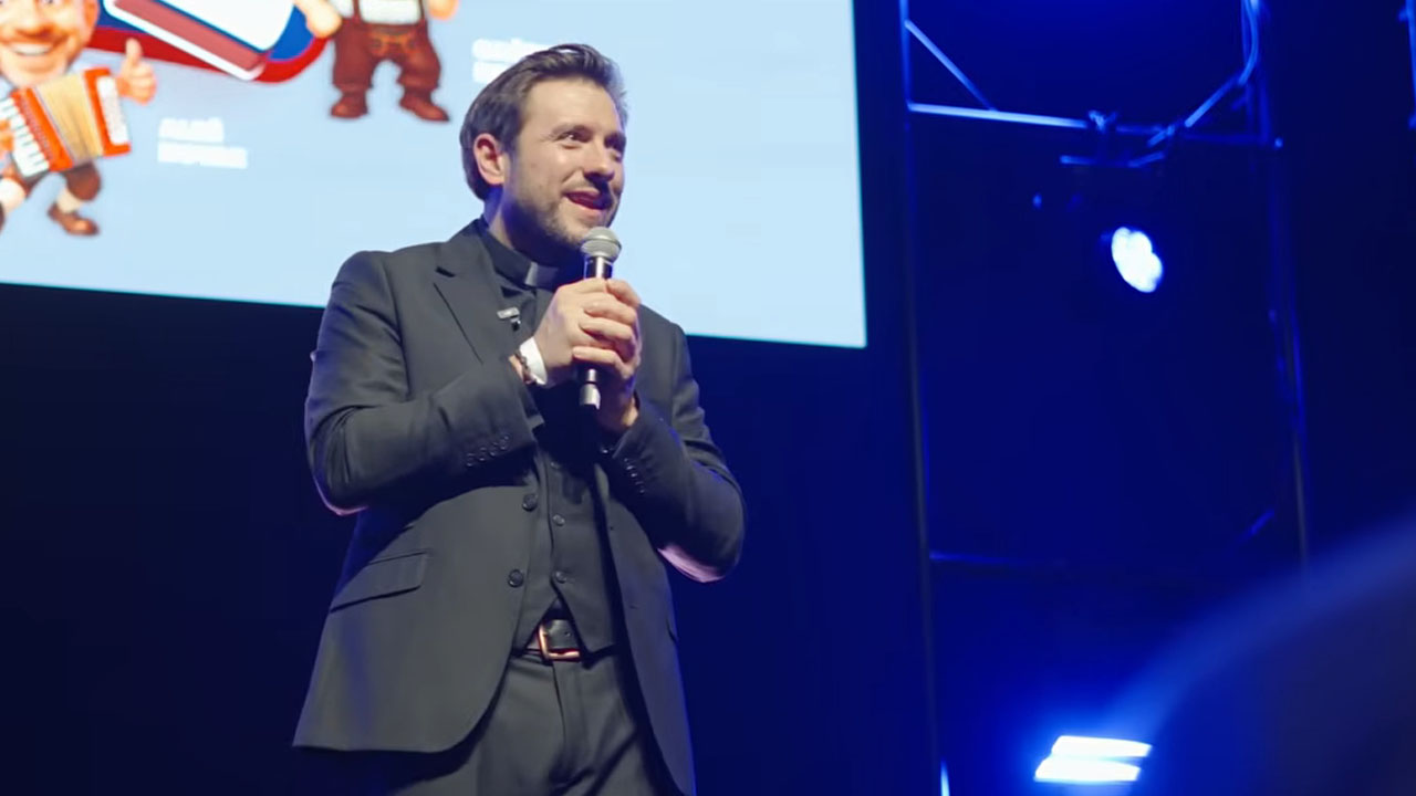 Duhovnik Martin Golob na odru