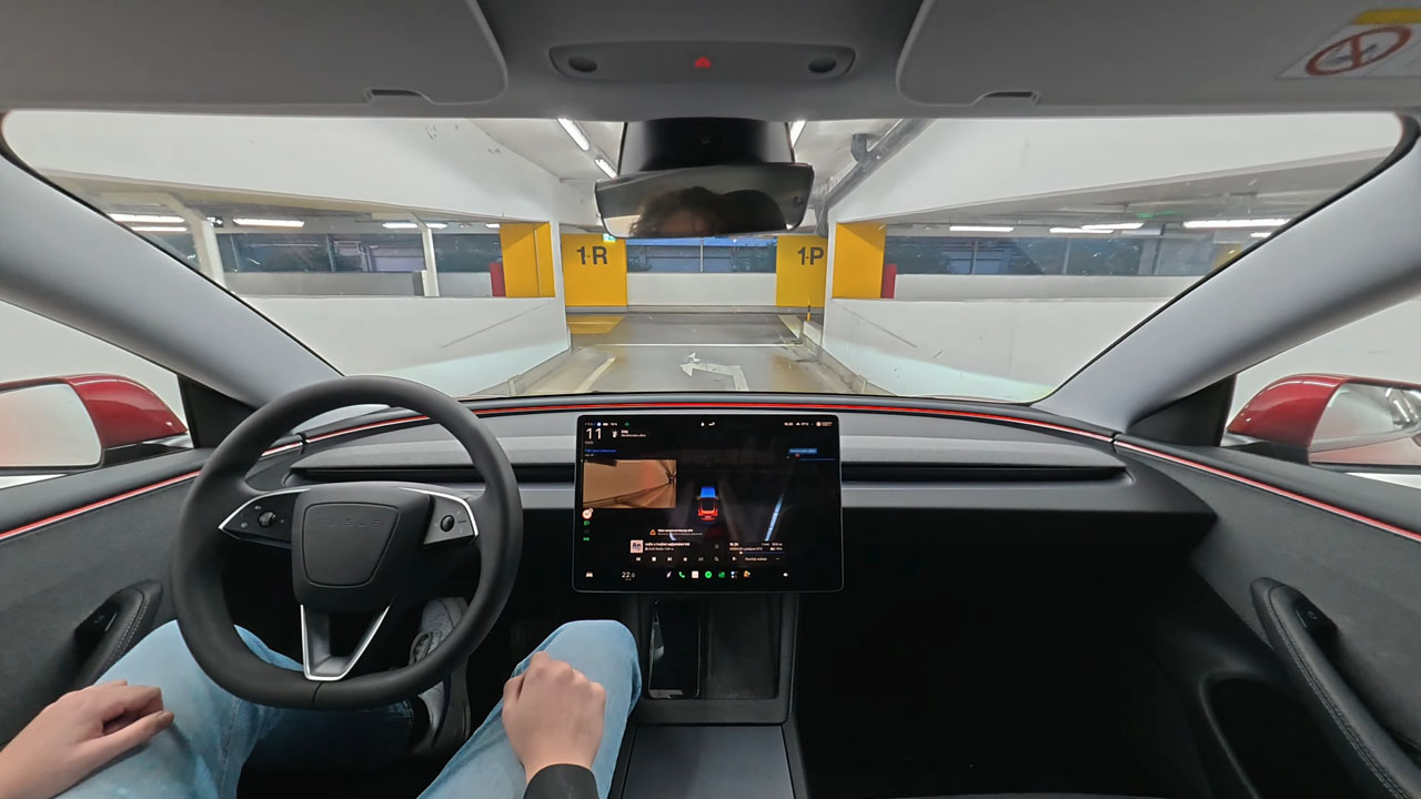 Tesla ob izhodu iz parkirne garaže v BTC City Ljubljana