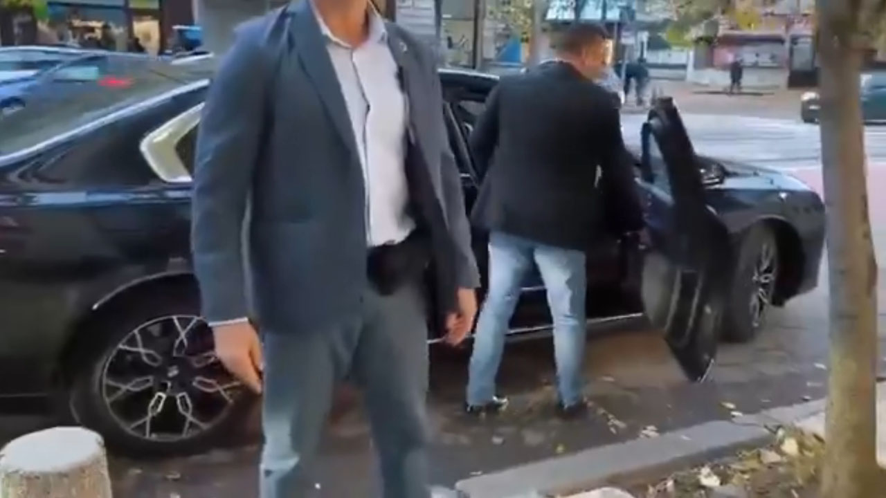 Varnostnik NSO ob vladnem vozilu