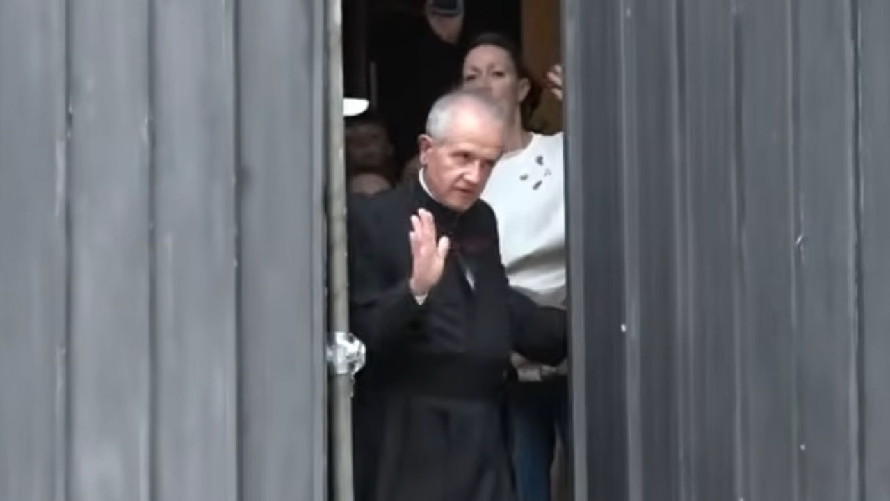 Duhovnik Giannicola Maria Simone na stopnicah cerkve Sant'Alessandro in Zebedia v Milanu