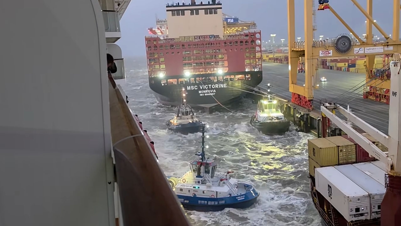 Križarka Mein Schiff 3 po trčenju v kontejnersko ladjo v pristanišču Bremerhaven