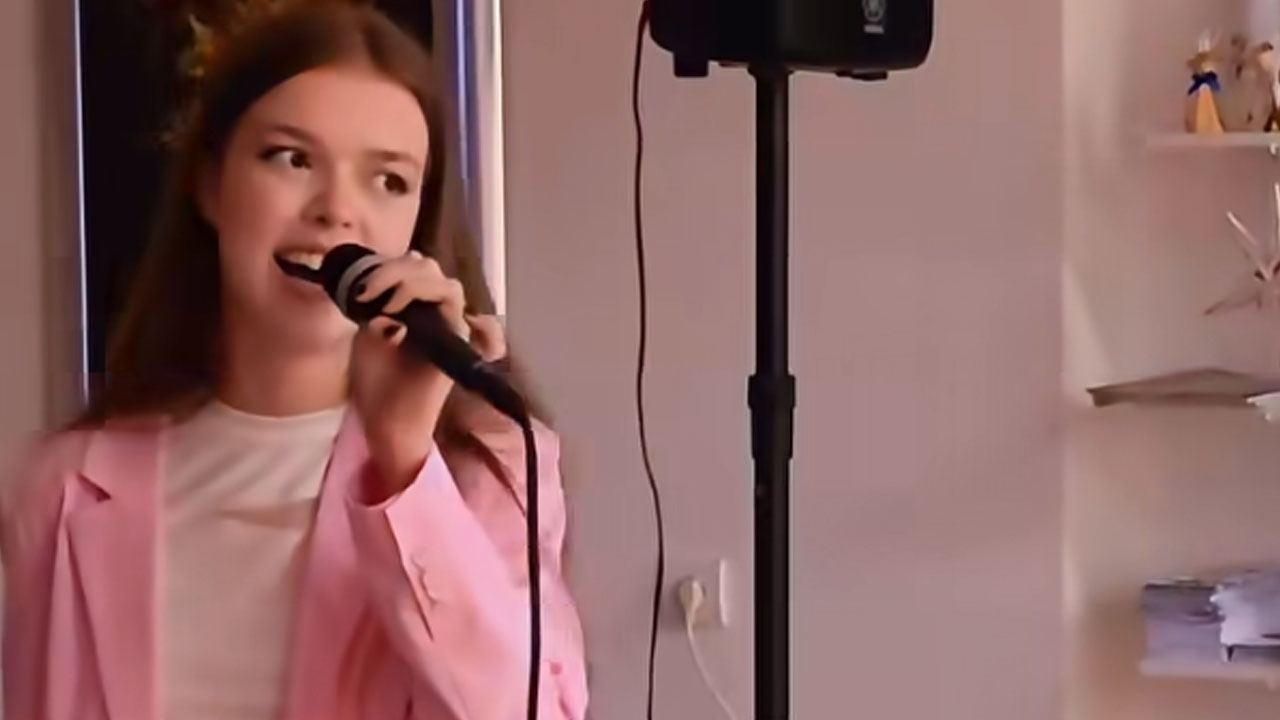 Eva Brumen Košar med nastopom na rojstnem dnevu