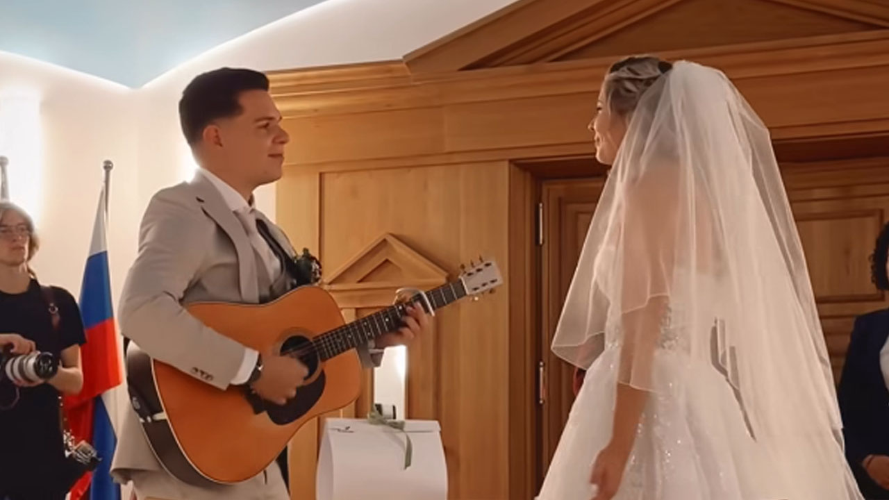 Ženin Luka in nevesta Tamara zapela pred matičarjem