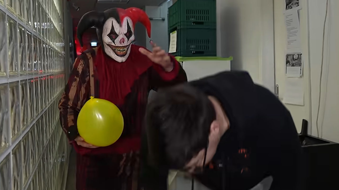 Strašljive maske za noč čarovnic v stavbi Radia 1