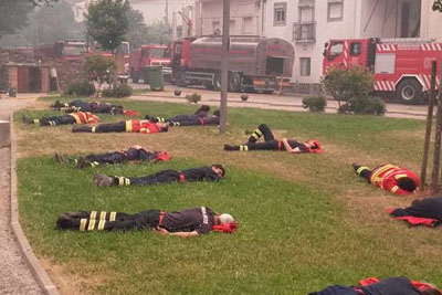 Fotografije izčrpanih gasilcev, ki so dale svetu misliti. Si zaslužijo naše spoštovanje?